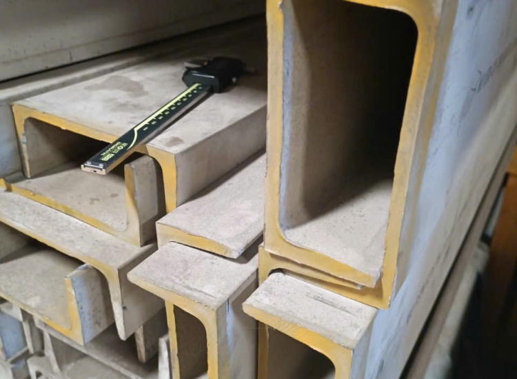 U ĐÚC INOX 304: 140 x 58 x 6.0 x 6 m