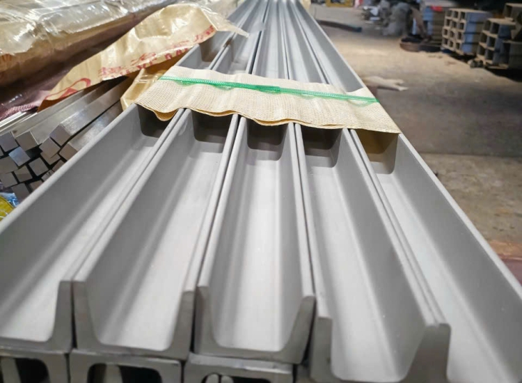 U ĐÚC INOX 304 - 140 x 58 x 5.5 x 6M