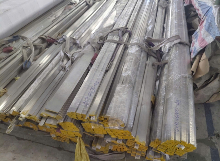 THANH LA ĐÚC 304 SỌC XƯỚC : 100 x 8.0 x 6000MM/HL- LẬP LÀ INOX - Stainless Steel Bar Flat