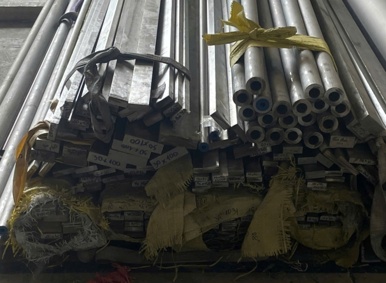 THANH LA ĐÚC 304 SỌC XƯỚC : 60 x 5.0 x 4000/6000MM/HL- LẬP LÀ INOX - Stainless Steel Bar Flat